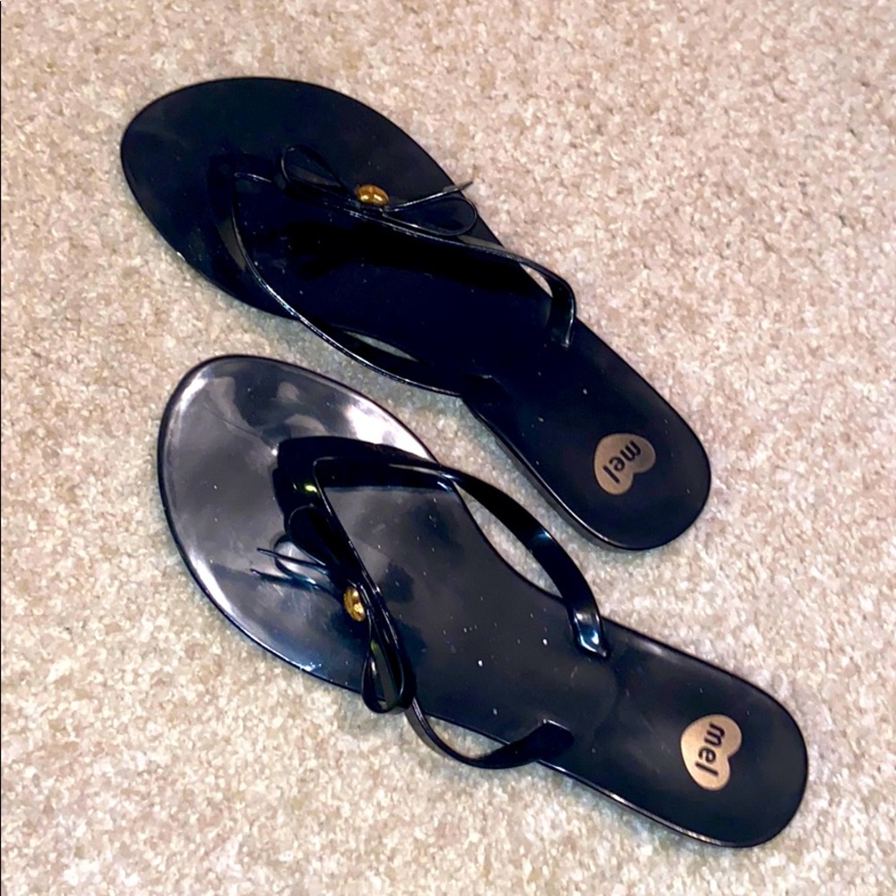 BLACK SLEEK FLIP FLOPS